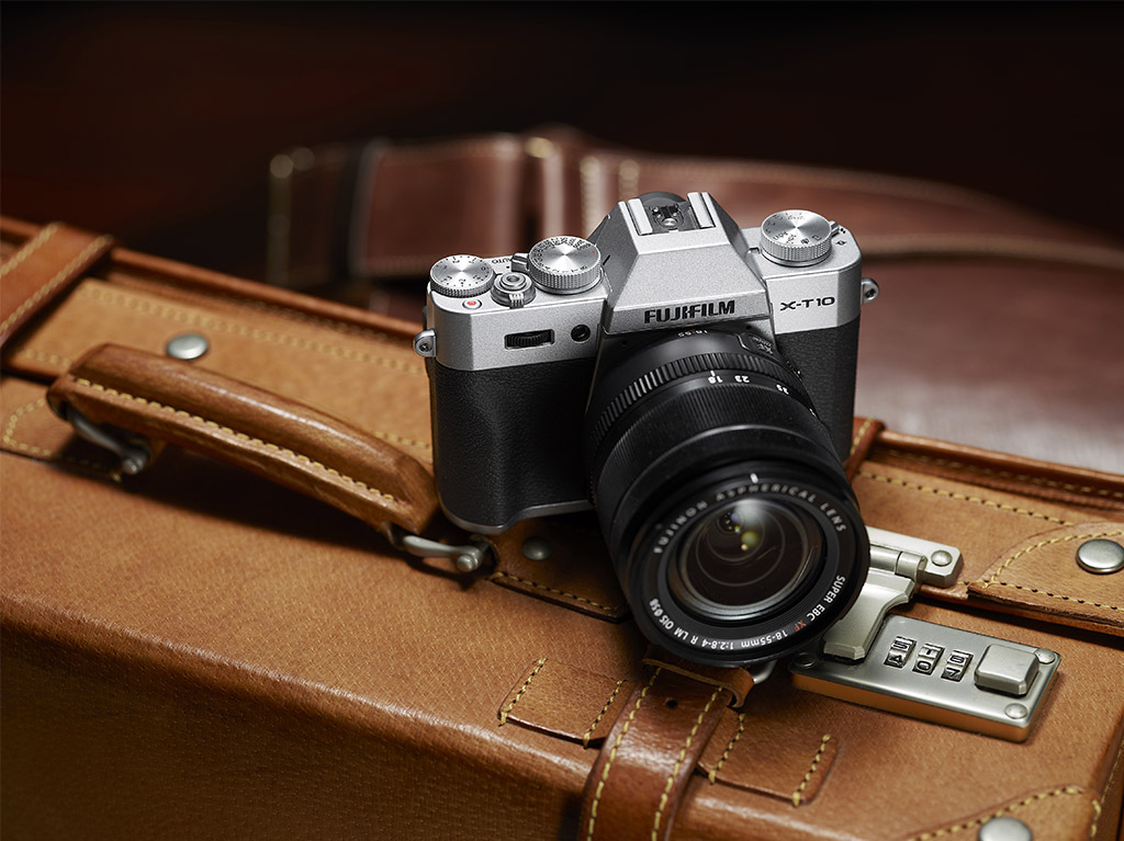 Z-Fuji XT10 Kamera auf einem Reisekoffer