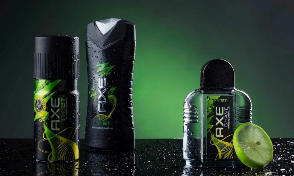Inszeniertes Produktfoto mit Axe Duschgel, Deodorant und Aftershave